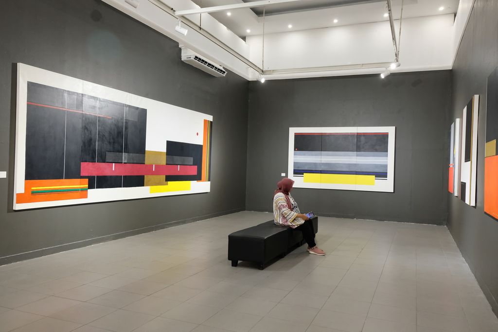 Seorang pengunjung melihat pameran karya pelukis Indonesia beraliran abstrak, Nunung WS, di Galeri Nasional, Jakarta, Rabu (7/6/2023). Lukisan itu dipajang pada pameran bertajuk "The Spirit Within" di Gedung A Galeri Nasional. Pameran diselenggarakan pada 8-26 Juni 2023 dan menampilkan setidaknya 31 lukisan karya lama dan baru Nunung.
