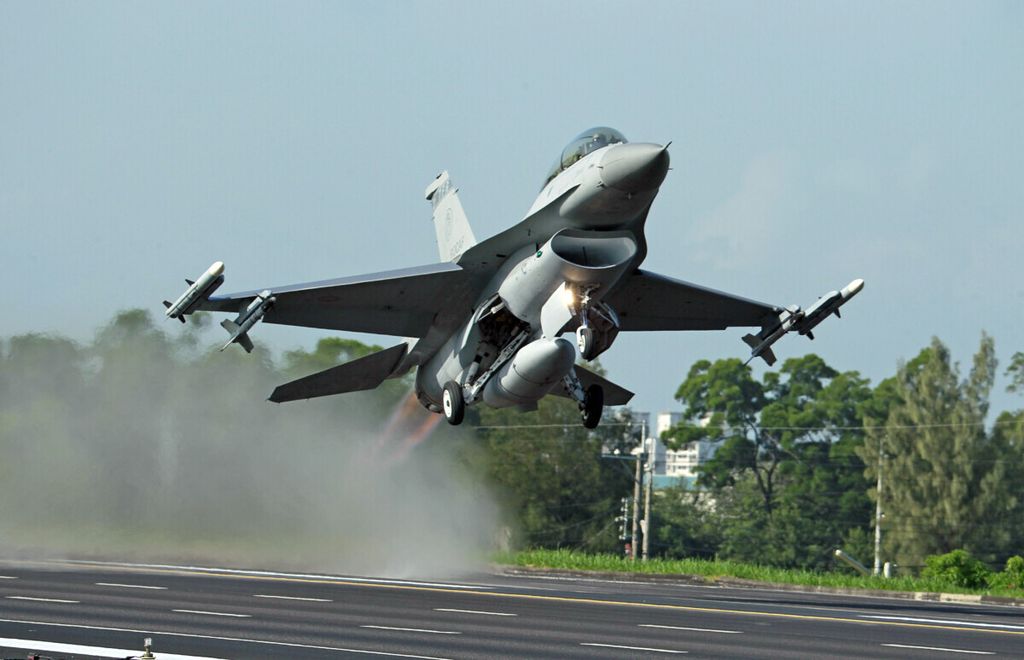 Jet tempur F-16 milik Taiwan lepas landas dari Pangkalan Udara Chiayi pada September 2014. Taiwan salah satu pemilik terbesar jet tempur itu. 