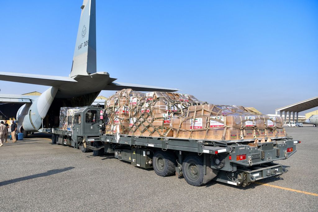 Foto yang dirilis kantor berita Kuwait, KUNA, menunjukkan bantuan kemanusiaan menuju Gaza melalui Mesir sedang dimuat ke dalam pesawat militer di Bandara Internasional di Kota Kuwait, Selasa (24/10/2023).