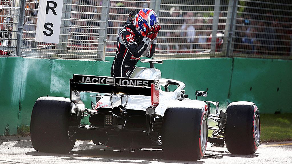 Romain Grosjean,  pebalap tim Hass,  keluar dari kokpit mobilnya setelah harus keluar dari lintasan pada Grand Prix Formula 1 Australia di Melbourne, 25 Maret. 
