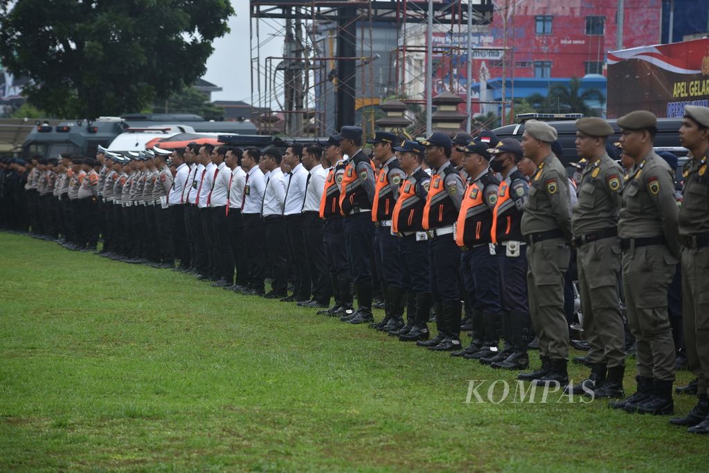 Personel dari sejumlah instansi mengikuti Apel Gelar Pasukan Operasi Lilin Musi 2023 di Halaman Markas Kepolisian Daerah Sumatera Selatan di Palembang, Kamis (21/12/2023). 