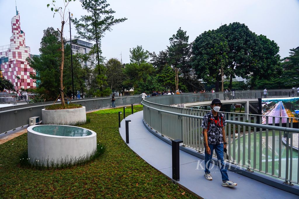 Suasana taman atap di kompleks Taman Literasi Martha Christina Tiahahu, Blok M, Jakarta Selatan, Minggu (18/9/2022).