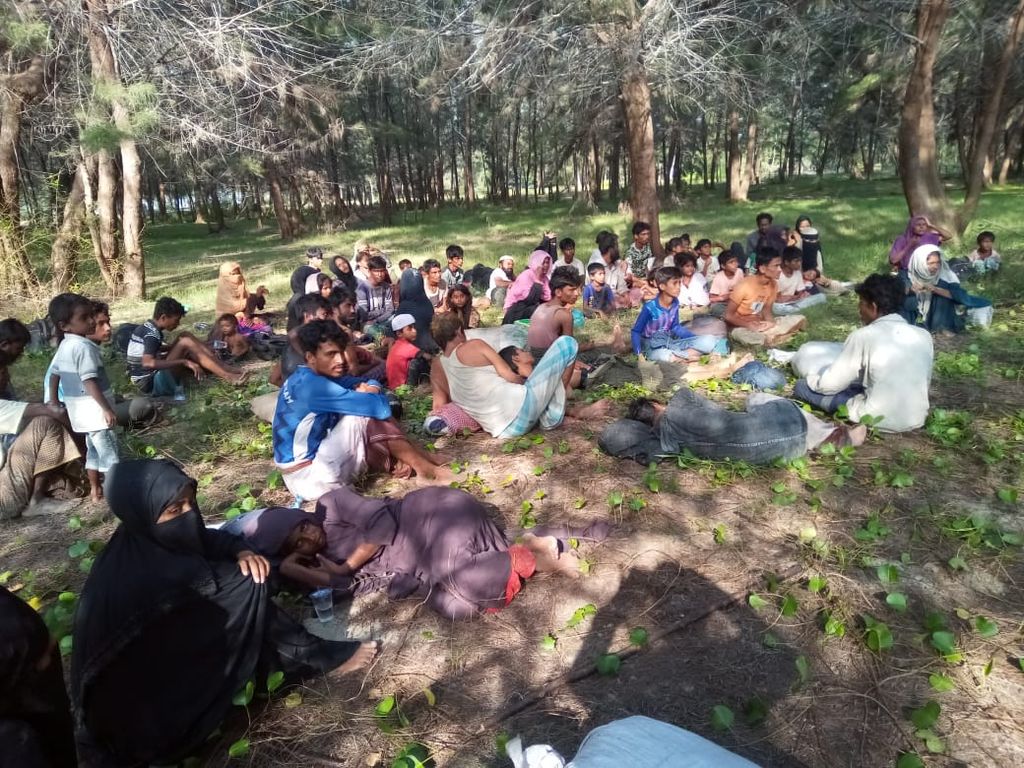 Para pengungsi Rohingya beristirahat di pesisir Kuala Parek, Gampong Kuala Parek, Kecamatan Sungai Raya, Kabupaten Aceh Timur, Aceh, Kamis (1/2/2024). 