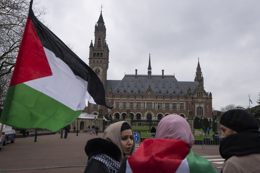 Sebuah bendera Palestina berkibar di luar pelataran gedung Mahkamah Internasional (International Court of Justice/ICJ) di Den Haag, Belanda, 21 Februari 2024, selama berlangsung persidangan bersejarah mengenai pendudukan Israel di wilayah Palestina. 