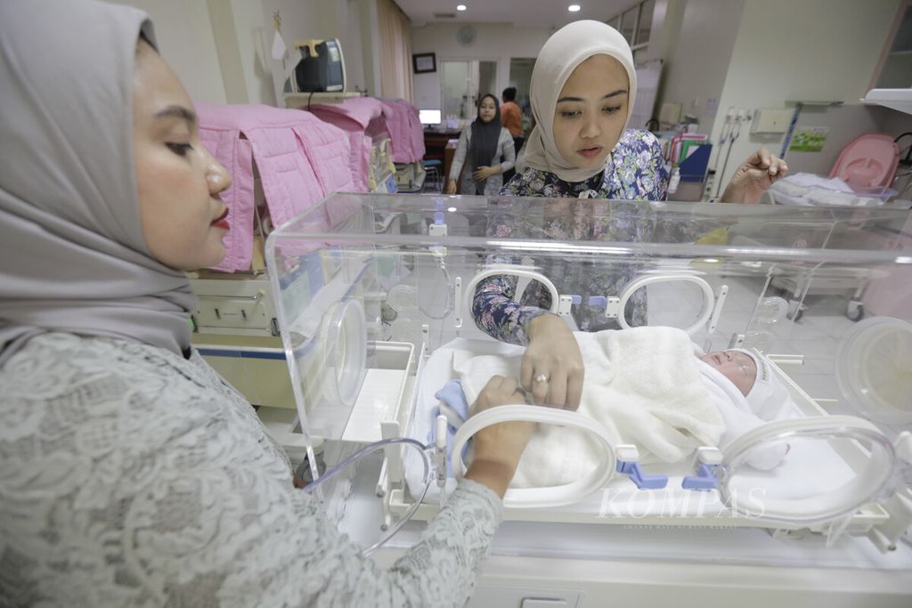 Dokter di RS Ibu Anak (RSIA) Tambak, Jakarta Selatan, mengenakan pakaian kebaya saat memeriksa kondisi bayi di dalam inkubator, Rabu (24/7/2024). 