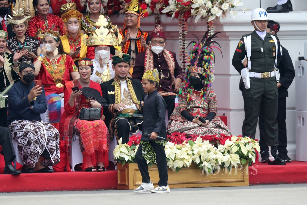 Farel Prayoga (12) bersiap tampil menyanyi untuk memeriahkan Upacara Peringatan Detik-detik Proklamasi Kemerdekaan RI di Istana Merdeka, Jakarta, Rabu (17/8/2022).