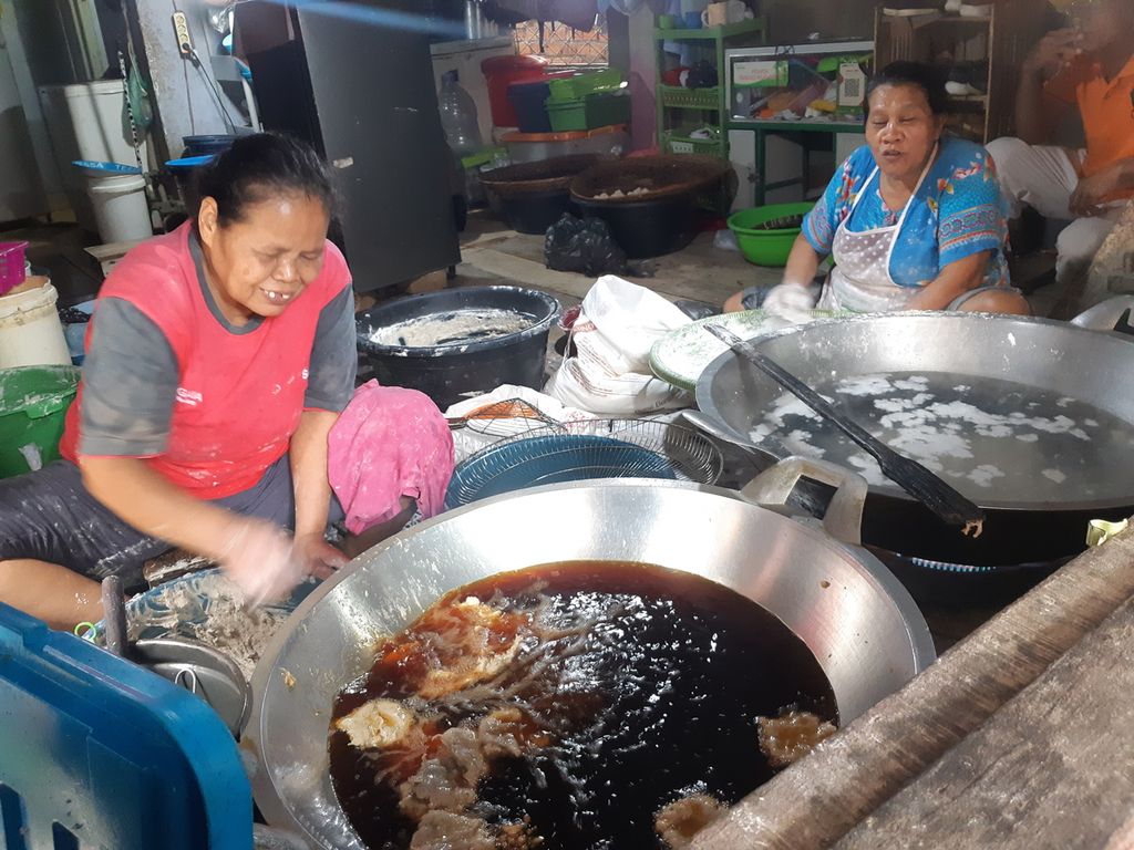 Dua warga sedang membuat pempek di rumahnya yang terletak di Kampung Kreatif Pempek Tanggo Rajo Cindo, Di Kelurahan Tujuh Ulu, Kecamatan Seberang Ulu I Palembang, Rabu (22/2/2023). 