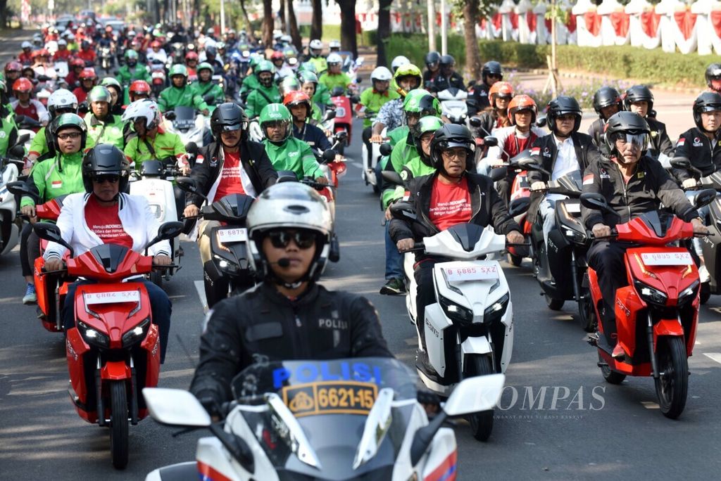 Pengendara sepeda motor listrik mengikuti konvoi dalam pameran dan parade kendaraan bermotor listrik di Jalan MH Thamrin, Jakarta Pusat, Sabtu (31/8/2019).