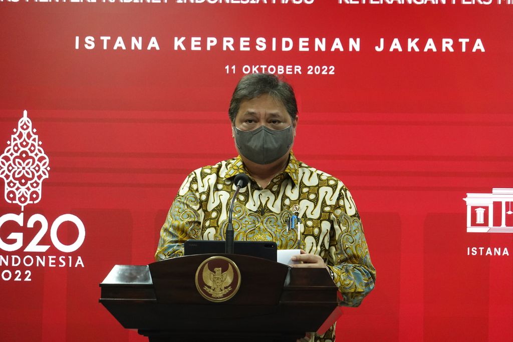 Menteri Koordinator Bidang Perekonomian Airlangga Hartarto ketika memberikan keterangan pers setelah Sidang Kabinet Paripurna yang dipimpin Presiden Joko Widodo, di Istana Negara Jakarta, Selasa (11/10/2022).