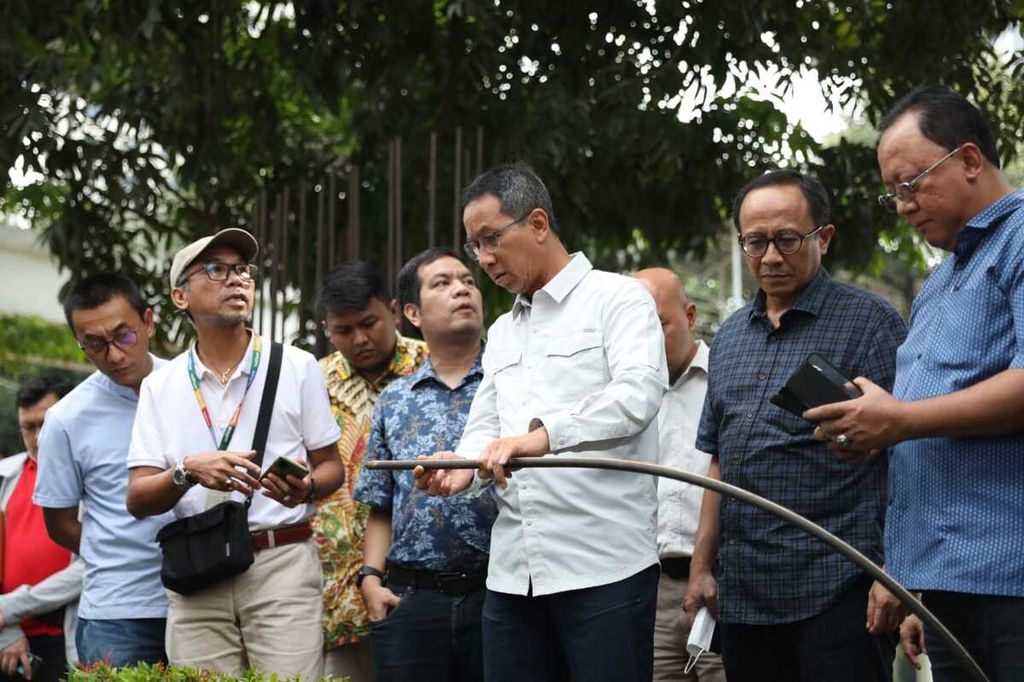 Penjabat (Pj) Gubernur DKI Jakarta Heru Budi Hartono meninjau prasarana di sejumlah wilayah di Jakarta, Sabtu (18/3/2023).