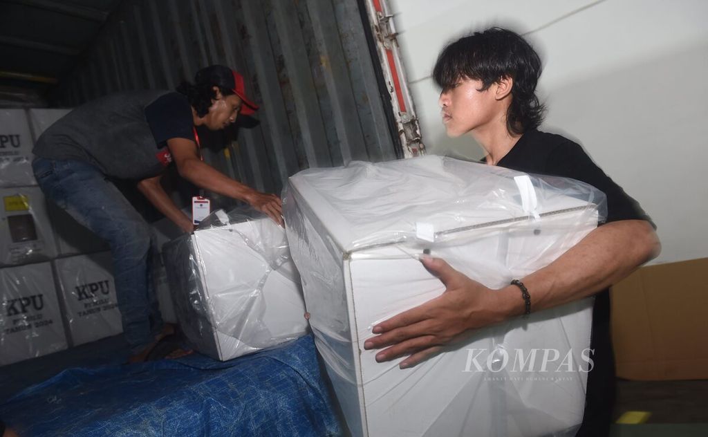 Petugas memuat kotak logistik Pemilu 2024 ke dalam truk di gudang KPU Surabaya, Surabaya, Jumat (2/2/2024). 