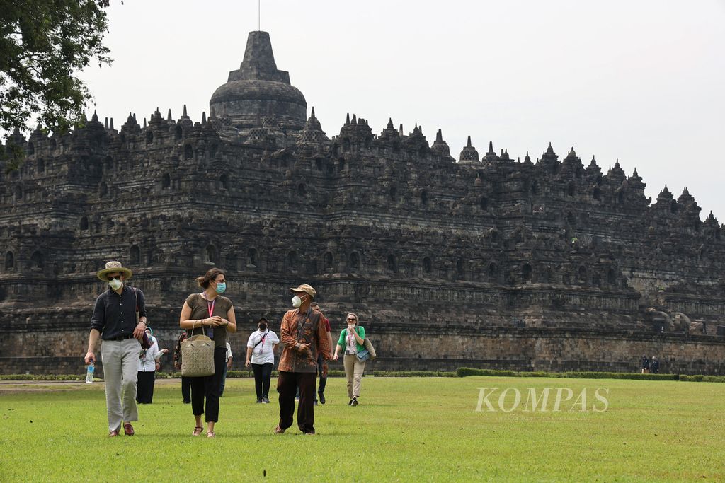 Wisatawan mengunjungi Candi Borobudur, Magelang, Jawa Tengah, Kamis (24/3/2022).