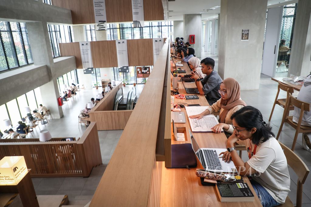 Pengunjung bekerja menggunakan laptop di Perpustakaan Jakarta, Taman Ismail Marzuki, Cikini, Jakarta Pusat, Sabtu (15/7/2023). 