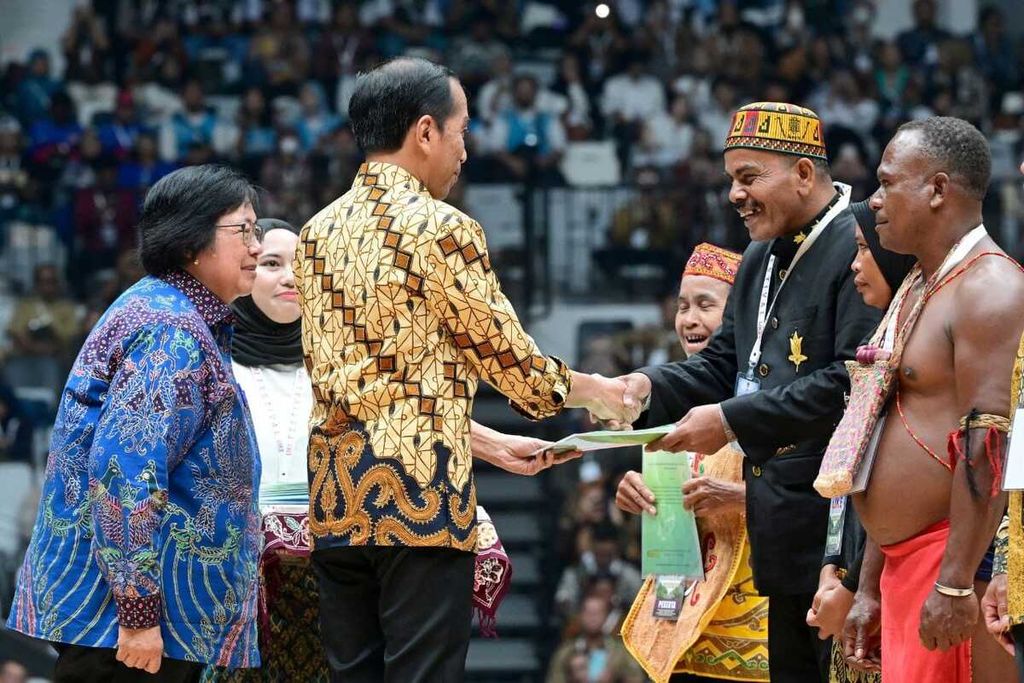 Presiden Joko Widodo didampingi Menteri Lingkungan Hidup dan Kehutanan Siti Nurbaya menyerahkan surat penetapan hutan adat kepada Imum Mukim Blang Birah, Bireuen, Provinsi Aceh di Jakarta, Senin (18/9/2023). 