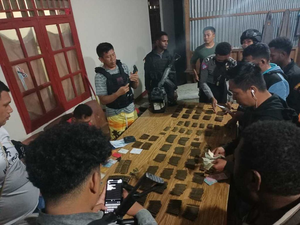 Pihak kepolisian menyita 615 butir amunisi yang akan diselundupkan seorang warga berinisial AN ke kelompok kriminal bersenjata pimpinan Egianus Kogoya di Kabupaten Yalimo, Rabu (29/6/2022).