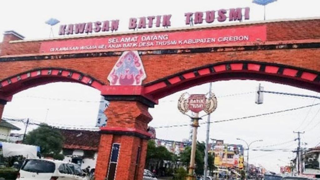 Gapura  di kawasan batik trusmi di Cirebon, Jawa Barat, beberapa waktu lalu.