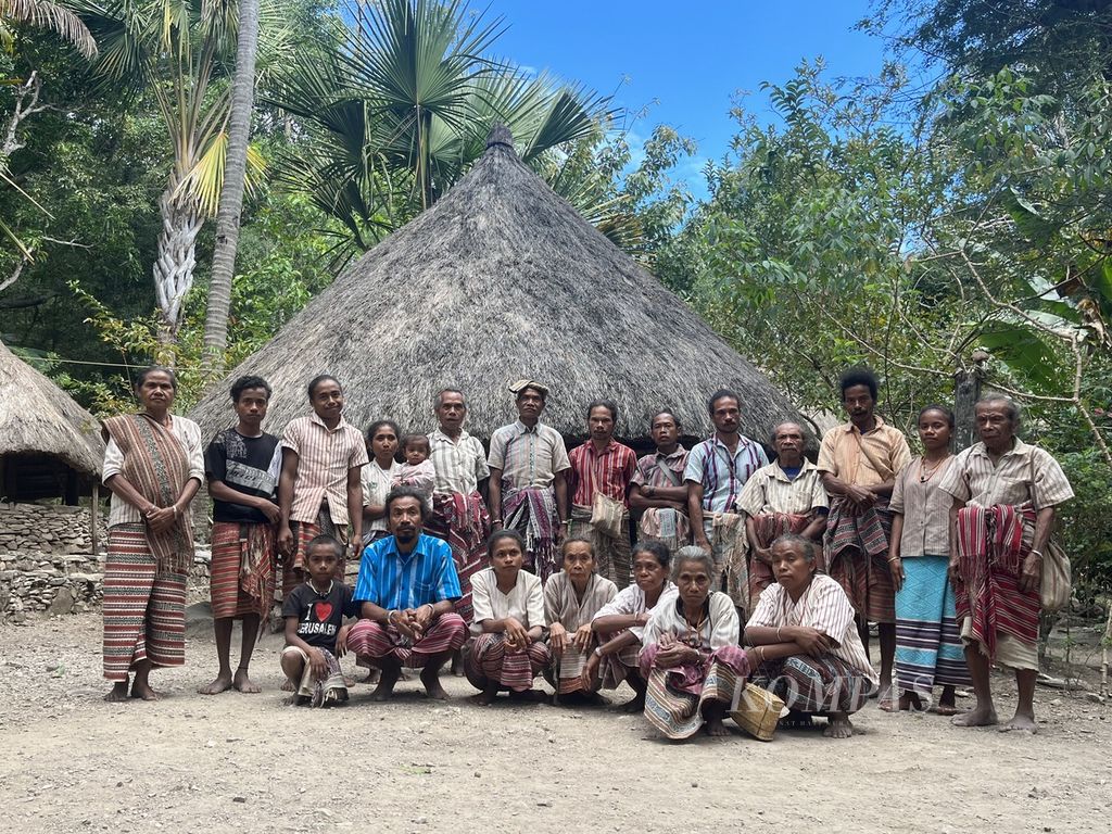 Usif (Raja) Boti, Namah Benu berfoto bersama warganya di Kecamatan Kie, Kabupaten Timor Tengah Selatan, Nusa Tenggara Timur, Senin (7/8/2023). 