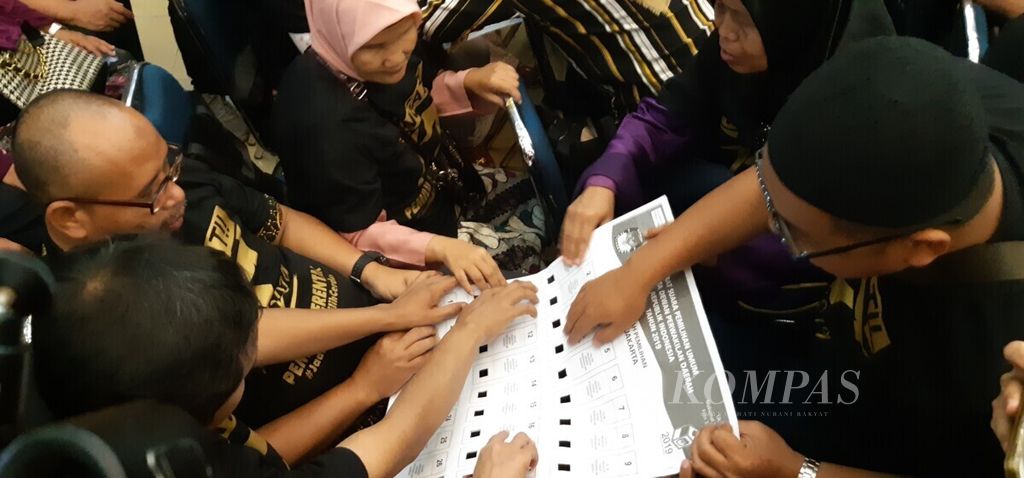 Para penyandang disabilitas netra sedang meraba surat suara Braille yang disosialisasikan oleh Komisi Pemilihan Umum di Kementerian Sosial, Jakarta, Kamis (14/2/2019).