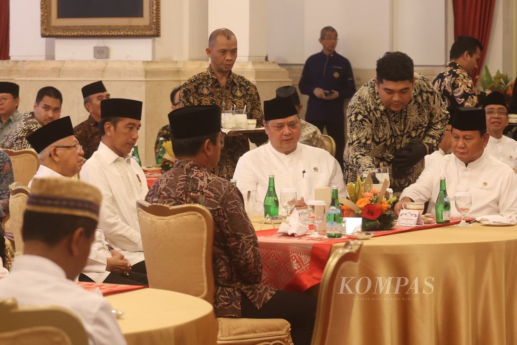 President Joko Widodo accompanied by (from left to right) Vice President Ma'ruf Amin, Coordinating Minister for Political, Legal, and Security Affairs Hadi Tjahjanto, Coordinating Minister for Economic Affairs Airlangga Hartarto, and Defense Minister Prabowo Subianto attended a breaking of the fast event at the State Palace, Jakarta, on Thursday (28/3/2024).