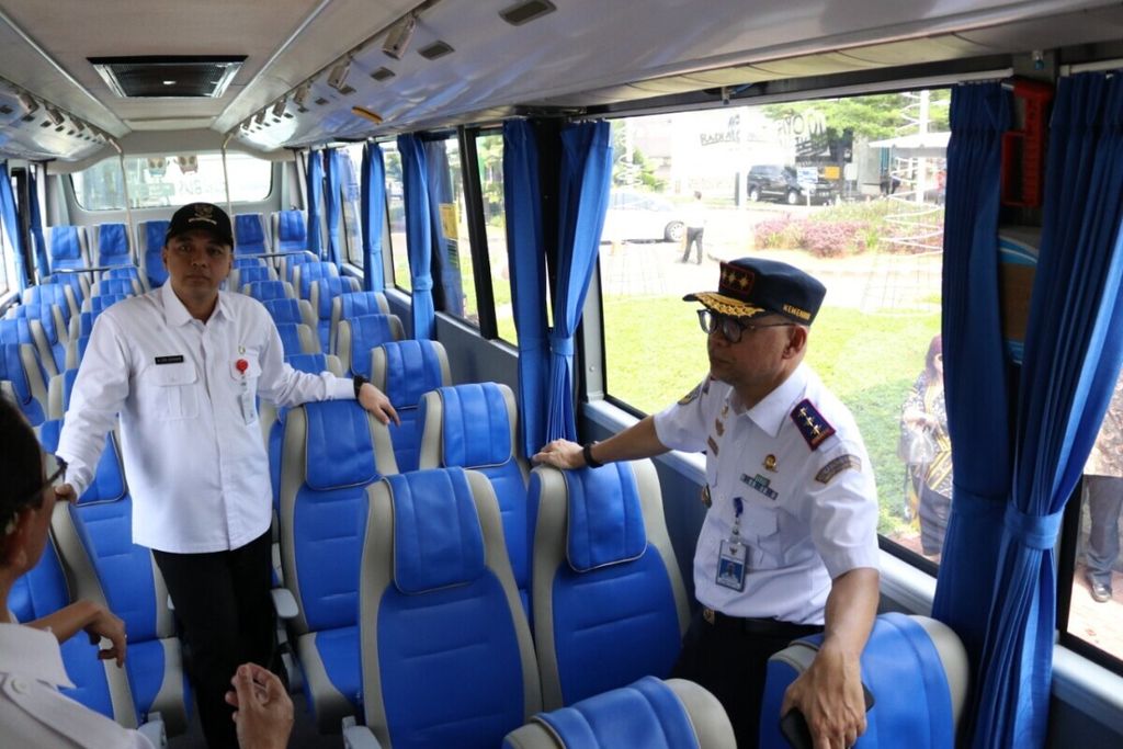 Layanan modern bus Transjabodetabek Premium (JR Connexion) dan bus JA Connexion hadir di Gading Serpong, Kelapa Dua, Kabupaten Tangerang, Banten, 12 Juni 2019.