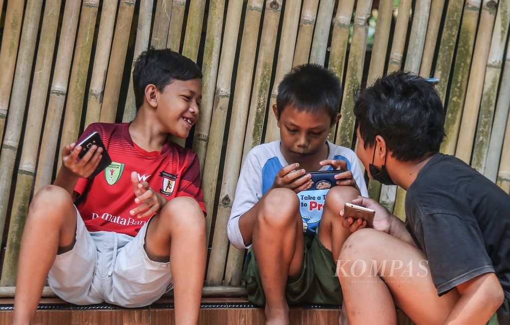 Anak-anak bermain gim daring di kawasan Lebak Bulus, Jakarta, pertengahan Maret 2021.  