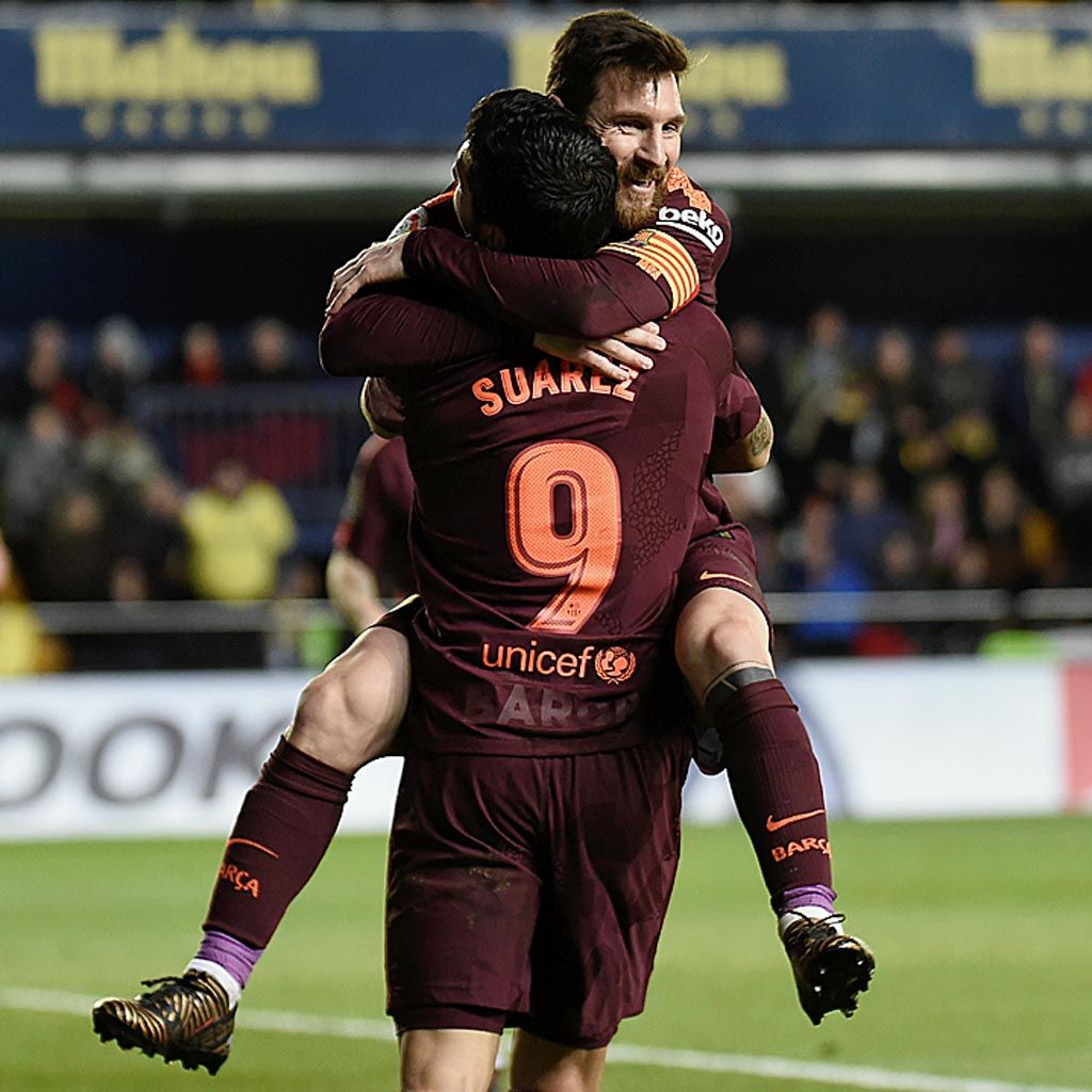 Bintang  Barcelona,  Lionel Messi, meluapkan kegembiraan setelah mencetak gol ke gawang Villarreal bersama striker Luis Suarez  pada laga Liga Spanyol di Stadion La Ceramica, Vila-Real, Spanyol, Senin (11/12) dini hari WIB. Barcelona menang 2-0.