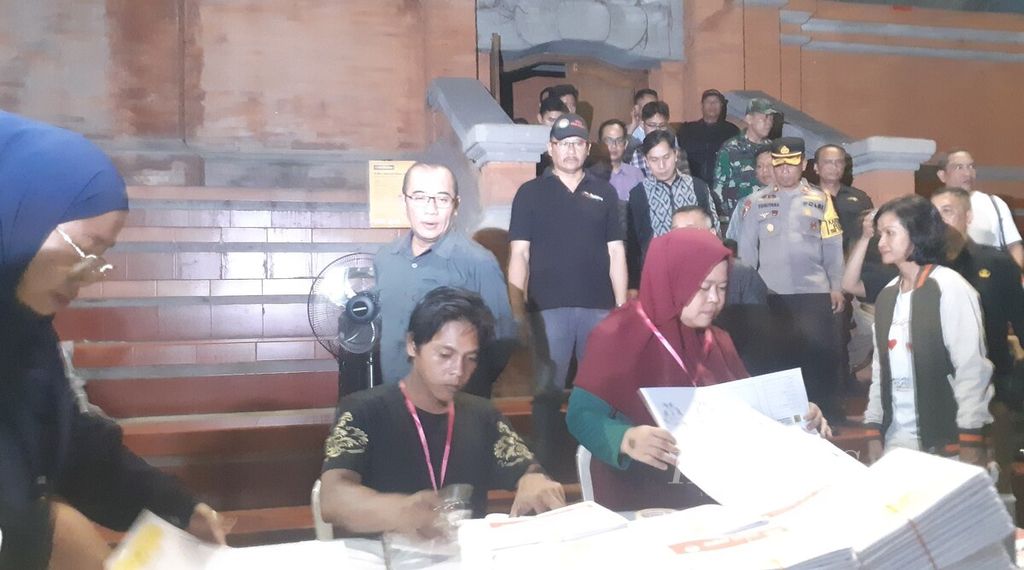Ketua KPU Hasyim Asy'ari (depan) mengunjungi gudang logistik KPU Kota Denpasar yang berlokasi di GOR Kompyang Sujana, Kota Denpasar, Bali, Rabu (13/12/2023) malam. 