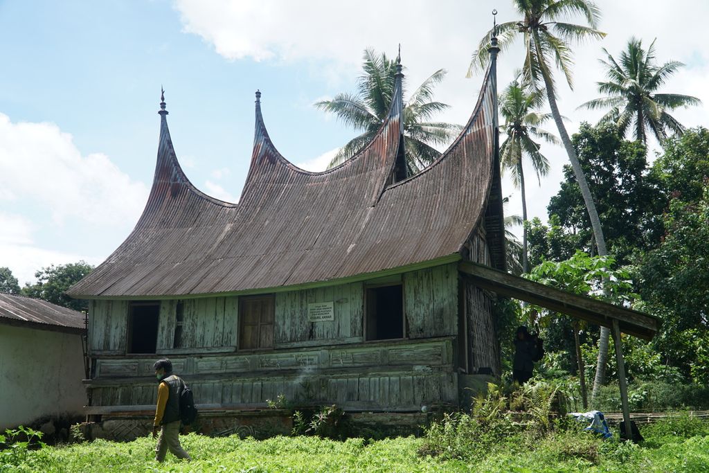 Seorang pengunjung mengamati rumah gadang keluarga ayah penyair Chairil Anwar di Jorong Parit Dalam, Nagari Taeh Baruah, Kecamatan Payakumbuh, Kabupaten Limapuluh Kota, Sumatera Barat, Senin (25/10/2021).  