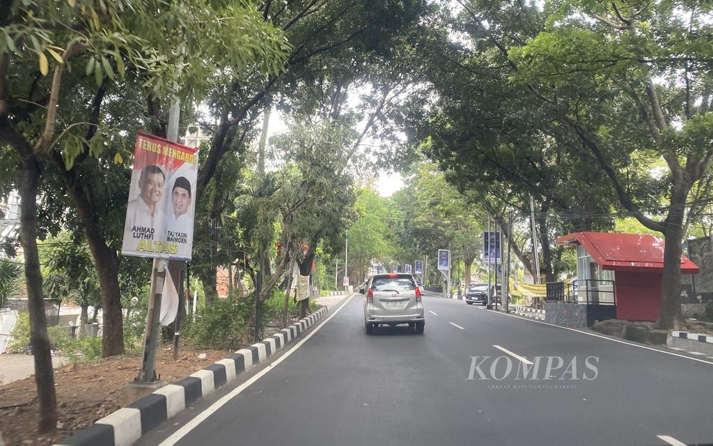 Baliho bergambar Ahmad Luthfi dan Taj Yasin dipasang di Kecamatan Gajahmungkur, Kota Semarang, Jawa Tengah, Kamis (4/7/2024). 