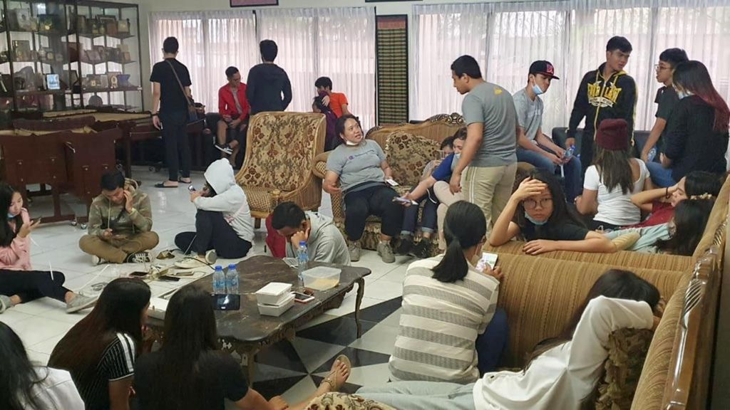 Warga negara Indonesia tiba di KBRI Manila setelah dievakuasi dari wilayah berbahaya di sekitar Gunung Taal.