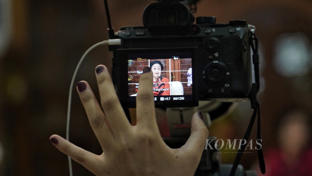 Tim video harian <i>Kompas</i> merekam wawancara khusus dengan Ketua Umum PDI-P Megawati Soekarnoputri di kediamannya di Jalan Teuku Umar, Jakarta, Senin (9/1/2023). Kata <i>wawancara</i> kerap digantikan kata <i>interviu</i> dalam banyak tulisan.  