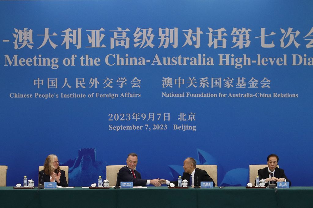 Mantan menteri perdagangan Australia Craig Emerson dan mantan menteri luar negeri Tiongkok Li Zhaoxing berjabat tangan pada Dialog Tingkat Tinggi Tiongkok-Australia ke-7 di Diaoyutai State Guesthouse di Beijing pada 7 September 2023.