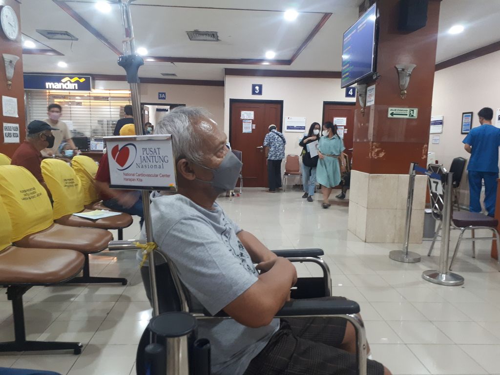 Setiawan (70) menunggu giliran pemeriksaan di RS Jantung Harapan Kita, Palmerah, Jakarta Barat, Senin (3/10/2022).