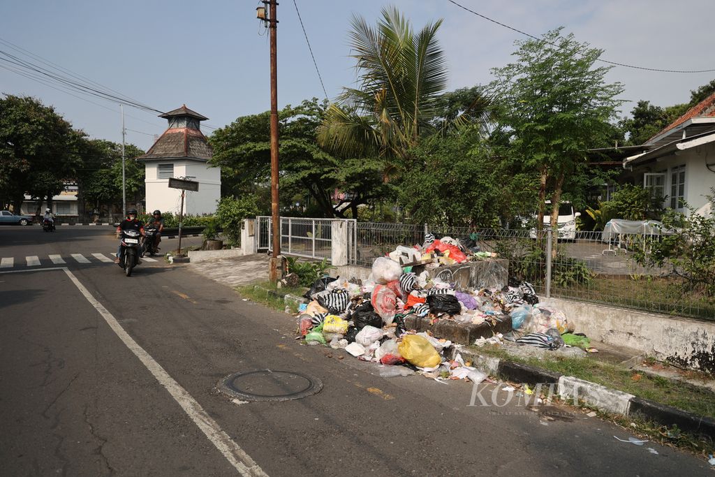 Sampah menumpuk di tepi jalan di kawasan Kotabaru, Yogyakarta, Senin (24/7/2023). Kota Yogyakarta dan kawasan sekitarnya tengah terkendala masalah pengelolaan sampah seiring penutupan sementara TPA Piyungan hingga 5 September 2023. 