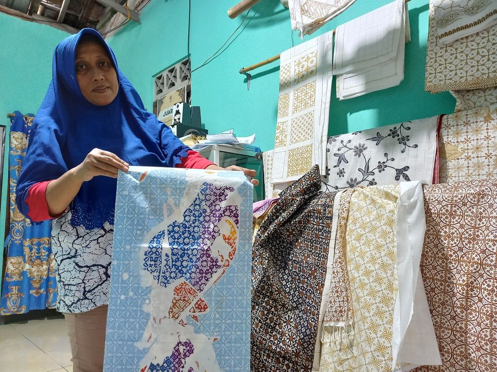 Pengurus Kelompok Batik Sekar Nitik menunjukkan kain batik nitik yang telah selesai dikerjakan, Jumat (12/8/2022), di Dusun Kembangsongo, Desa Trimulyo, Kecamatan Jetis, Kabupaten Bantul, Daerah Istimewa Yogyakarta. 