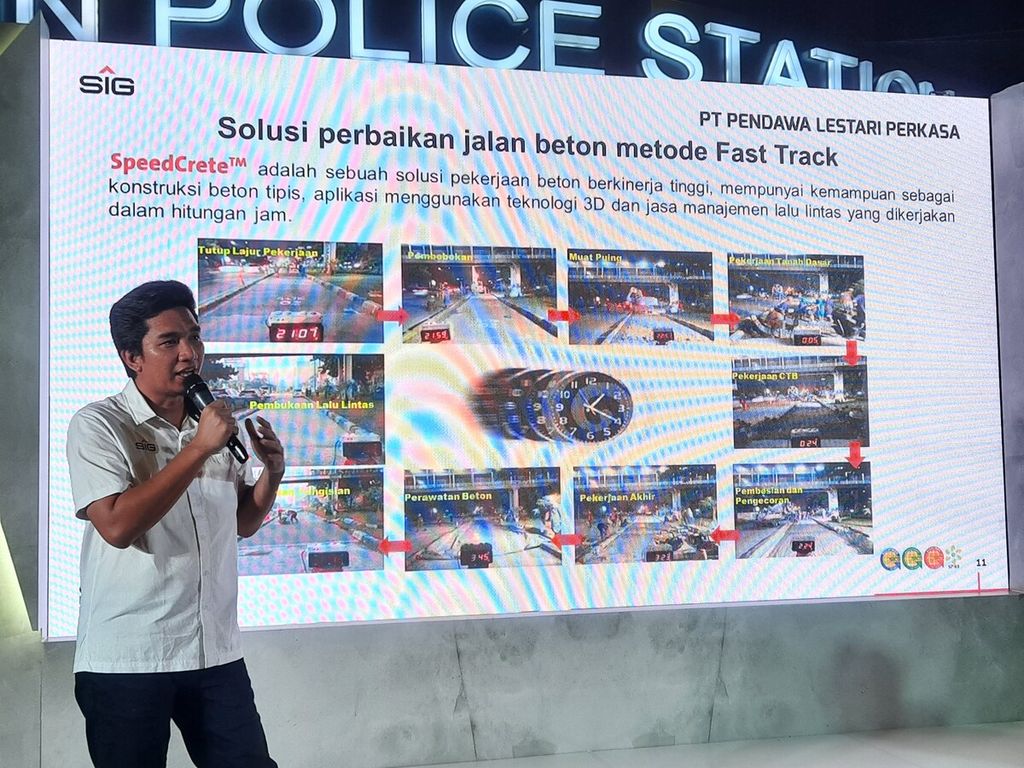 Kepala Komersial PT Pendawa Lestari Perkasa Rizko Pradana Andika menjelaskan <i>speedcrete</i> yang digunakan dalam revitalisasi jalur Transjakarta di koridor 1-14 di Jakarta, Sabtu (14/4/2023).