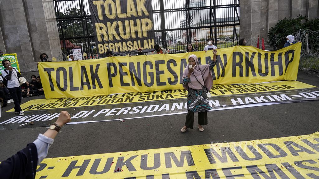 Suasana aksi penolakan pengesahan Rancangan Kitab Undang-Undang Hukum Pidana (RKUHP) di depan Gedung DPR, Jakarta, Senin (5/12/2022).