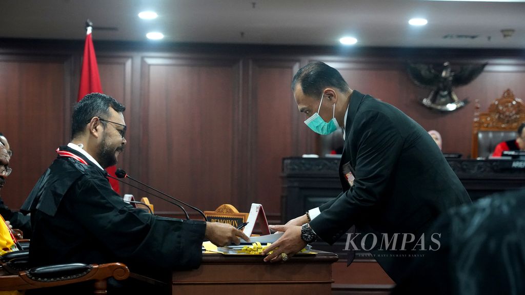 Kuasa hukum pemohon menyerahkan berkas tambahan kepada petugas saat digelar sidang perselisihan hasil pemilihan umum pemilihan legislatif di ruang sidang panel 3 Mahkamah Konstitusi, Jakarta, Senin (29/4/2024).