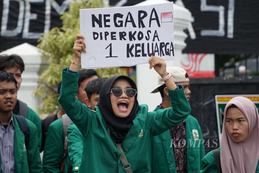 Mahasiswa berseru dalam unjuk rasa mengecam RUU Pilkada terbaru yang diikuti ratusan orang di depan Kantor DPRD Sumatera Barat (Sumbar), Kota Padang, Sumbar, Kamis (22/8/2024). 