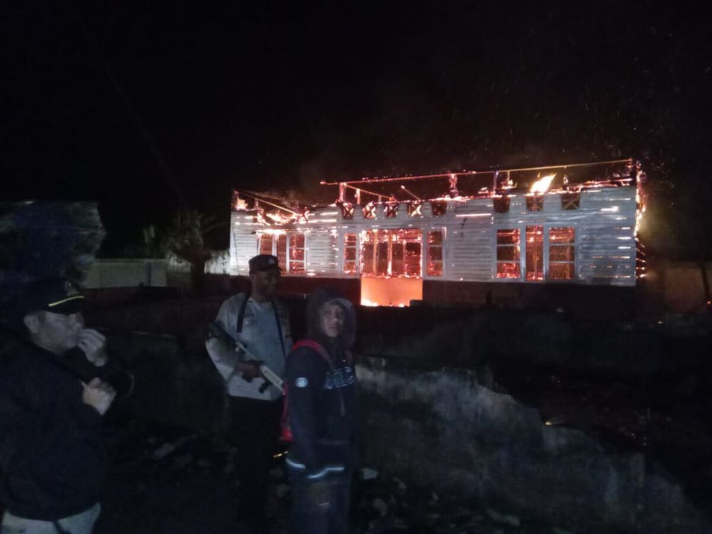 Kantor Badan Kepegawaian dan Pengembangan Sumber Daya Manusia Kabupaten Dogiyai, Papua Tengah, terbakar Minggu (3/9/2023). Peristiwa ini terjadi pada pukul 20.30 WIT.