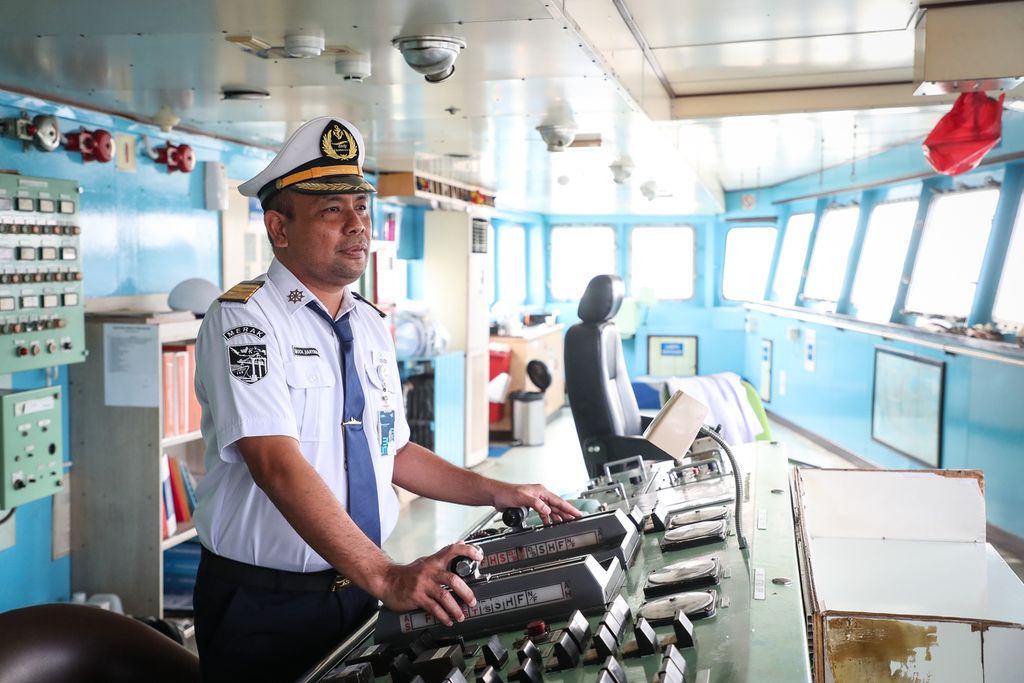 Nakhoda Kapal Motor Penumpang Portlink III Mohcamad Haryanto berpose di ruang kemudi kapal di Pelabuhan Merak, Cilegon, Banten, Selasa (25/4/2023).