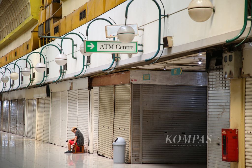 Deretan kios yang telah lama tutup di Mal Blok M, Jakarta Selatan, Rabu (26/4/2023). Tidak sampai sepuluh pedagang yang masih bertahan berjualan di tempat tersebut. Padahal, pada era 1990-an hingga sebelum pandemi Covid 19, tempat tersebut menjadi salah satu destinasi belanja kalangan remaja Jakarta.