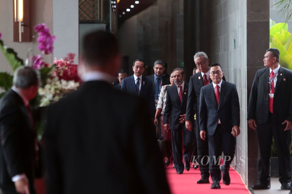 Presiden RI Joko Widodo (kiri) berjalan bersama Perdana Menteri Timor Leste Taur Matan Ruak seusai pertemuan bilateral di sela-sela KTT Ke-42 ASEAN di Labuan Bajo, Manggarai Barat, Nusa Tenggara Timur, Selasa (9/5/2023). 
