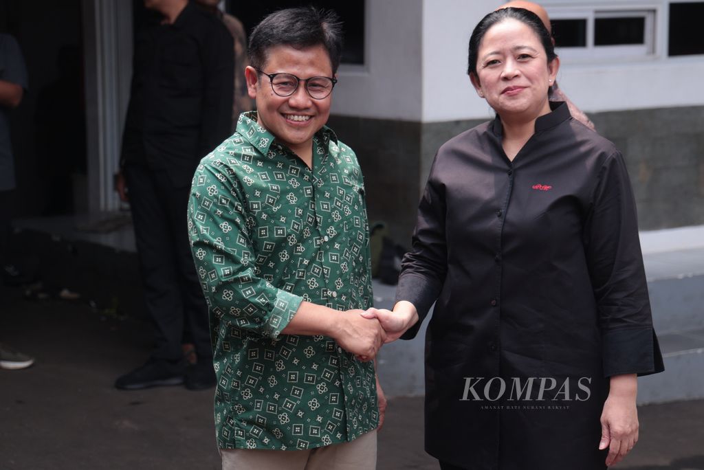 Ketua DPP PDI Perjuangan Puan Maharani (kanan) bertemu Ketua Umum PKB Muhaimin Iskandar di Widya Chandra, Jakarta, Kamis (27/7/2023). Pertemuan itu merupakan bagian dari silaturahmi politik yang dilakukan Puan Maharani untuk menjajaki koalisi dalam Pemilu 2024. 