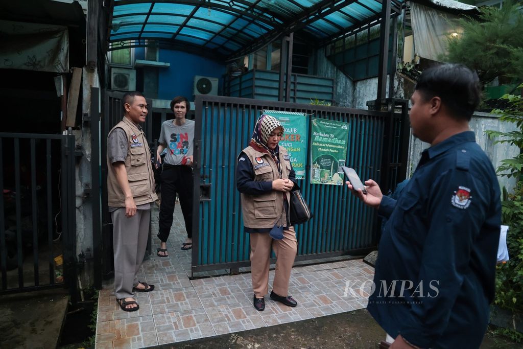 Komisi Pemilihan Umum Kota Tangerang Selatan melakukan verifikasi faktual keanggotaan partai politik di sebuah rumah salah seorang anggota partai di kawasan Pamulang, Tangerang Selatan, Banten, Selasa (25/10/2022). 