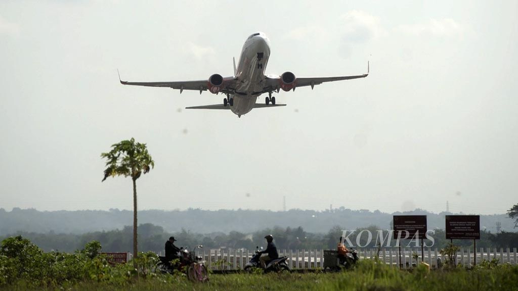  Pesawat Lion Air lepas landas dari Bandara Adi Soemarmo, Kabupaten Boyolali, Jawa Tengah, Sabtu (24/11/2018).