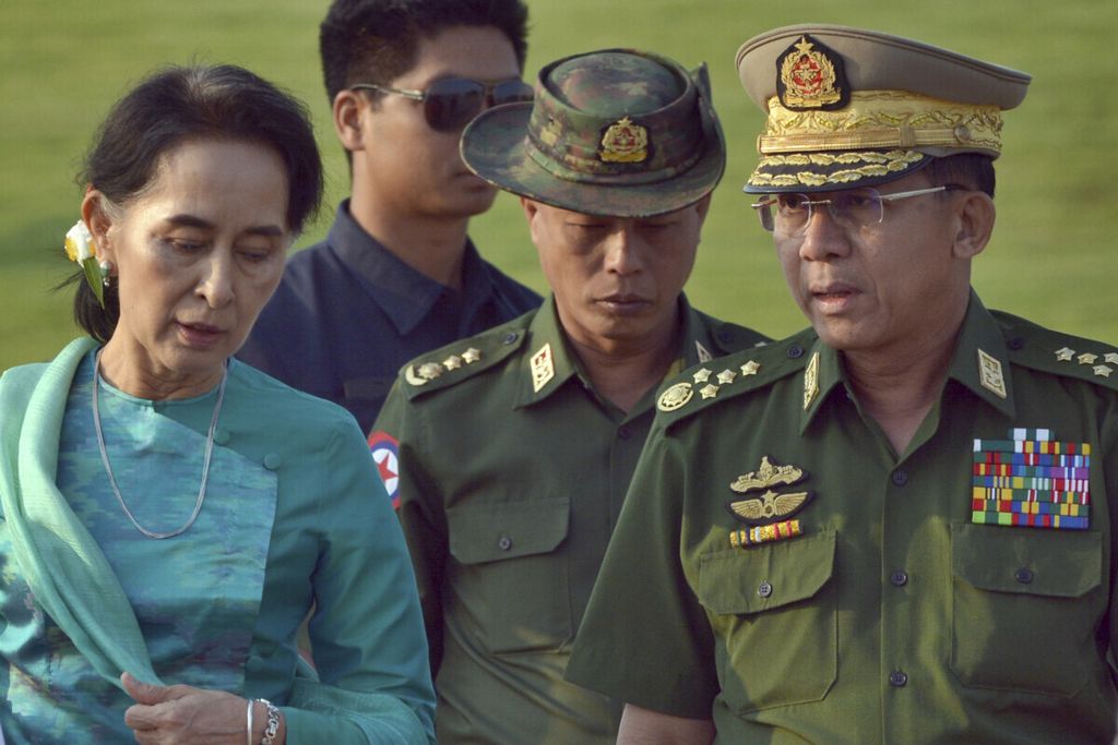 Dalam foto per 6 Mei 2016 ini, Menteri Luar Negeri Myanmar Aung San Suu Kyi (kiri) berjalan bersama Jenderal Min Aung Hlaing. Per 1 Februari 2021, militer melakukan kudeta terhadap pemerintahan sah hasil pemilihan umum. 
