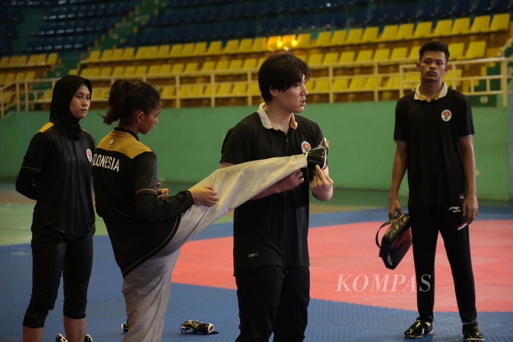 Pelatih asal Korea Selatan Kim Seung Ill (dua dari kanan) memberik arahan kepada atlet pelatnas taekwondo yang akan berlaga pada Sea Games Kamboja, saat berlatih di GOR Popki, Cibubur, Jakarta, Selasa (25/4/2023). 
