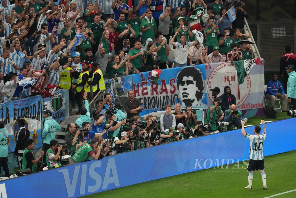 Pemain Argentina Lionel Messi merayakan gol yang dicetak ke gawang Meksiko di fase Grup C Piala Dunia 2022 di Stadion Lusail, Qatar, Minggu (27/11/2022) dini hari WIB. Argentina menang 2-0. 