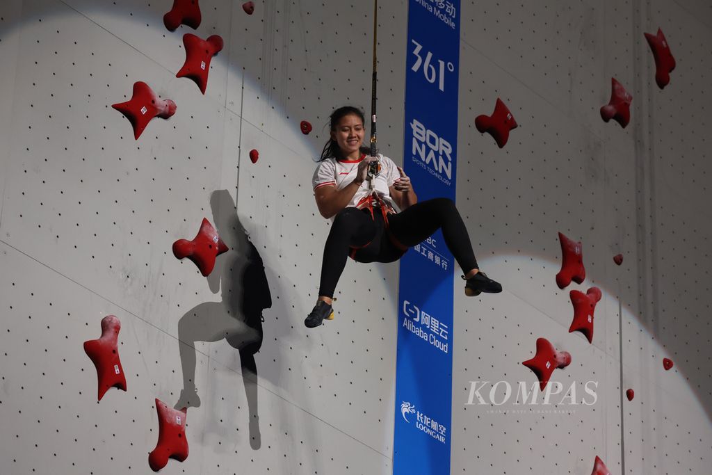 Pemanjat Indonesia, Desak Made Rita Kusuma Dewi tampil dalam final nomor perseorangan atau speed panjat tebing putri Asian Games Hangzhou 2022 di Shaoxing Keqiao Yangshan Sport Climbing Centre, Provinsi Zhejiang, China, Selasa (3/10/2023). 